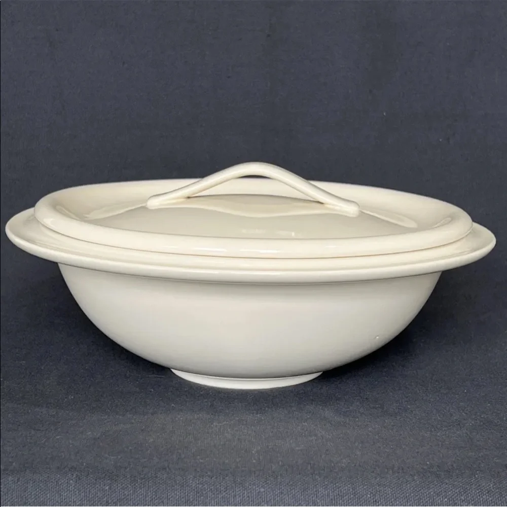 Crate & Barrel Gallery Parchment Cream Stoneware Casserole Serving Bowl with Lid